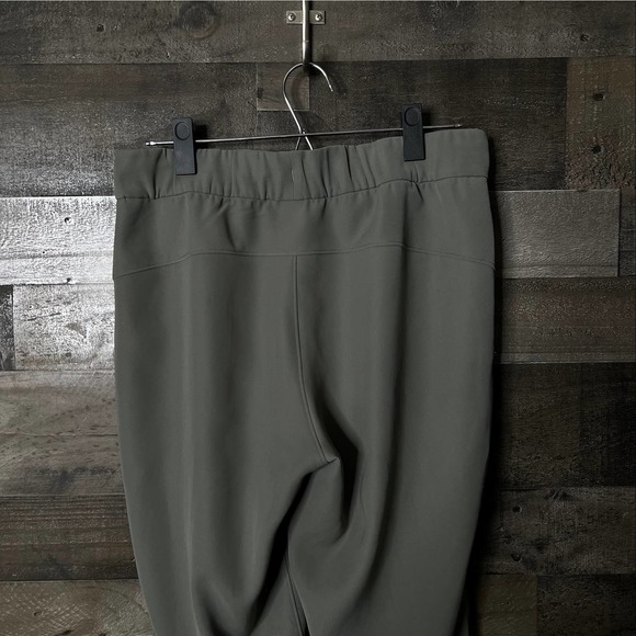 SOLD Lululemon On The Fly Jogger 6 - Picture 8 of 10